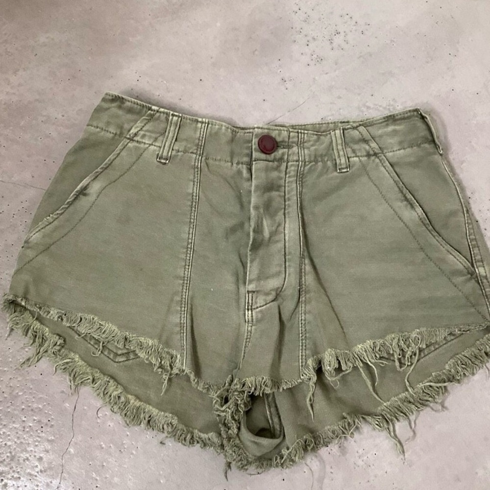 Free People Raw & Patched Standoff Short Size 4 Olive Green - Picture 3 of 6